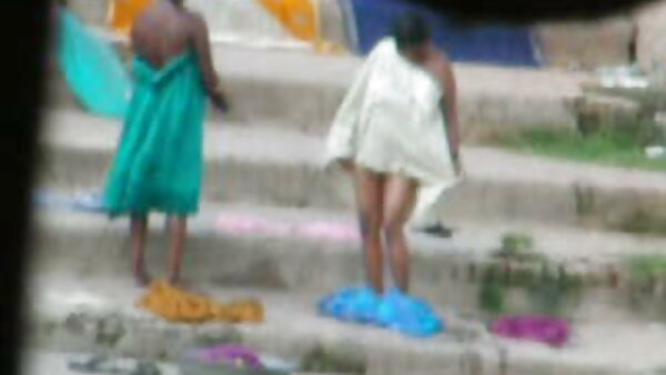இரண்டு நன்கு அழகுபடுத்தப்பட்ட கருப்பு ஹாட்டிகள் ஒரு தடித்த வெள்ளை சேவல் மீது ஆர்வத்துடன் சவாரி செய்கின்றன