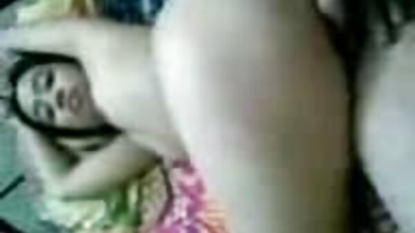 கவர்ச்சியான குழந்தை சார்லி மேவரிக் பைத்தியம் உடலுறவுக்கு முன் காரில் மார்பகங்களை ஒளிரச் செய்கிறார்