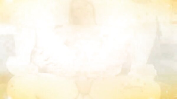 சிறு முட்டிக் குழந்தை பைஜ் ஓவன்ஸ் தன் வாயில் தடிமனான டிக் எடுத்து இறுக்கமான டீன் புண்டை