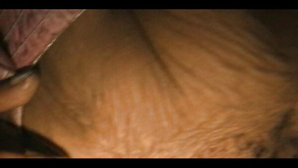 கிறிஸ்ஸி லின் என்று அழைக்கப்படும் பெரிய மார்பக வேசி பிராட்லி ரெமிங்டனின் டிக் ஸ்லிட்டில் எடுக்கிறது