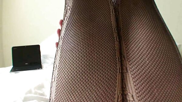மினி கூப்பர் எமிலியா டால் என்ற பெருமைக்குரிய உரிமையாளர் தனது மஞ்சள் காரில் சுயஇன்பம் செய்கிறார்